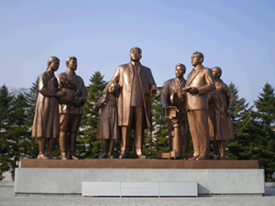 김일성의 영화창작지도를 주제로 한 동상 사진
